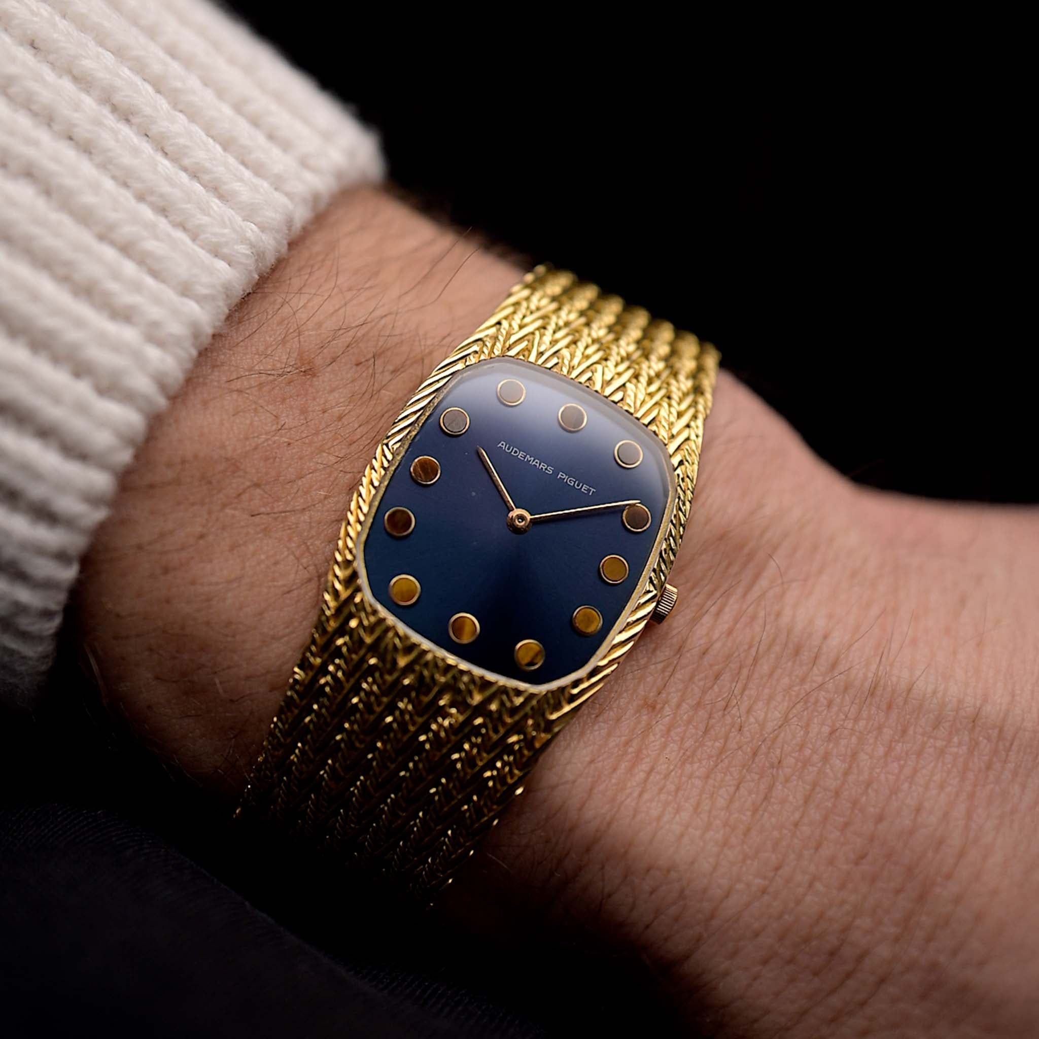 Audemars Piguet Vintage Uhren - Audemars Piguet Cobra gold Tiger Eye 1970s - blaues Sonnenschliff-Zifferblatt - geflochtenes Goldarmband