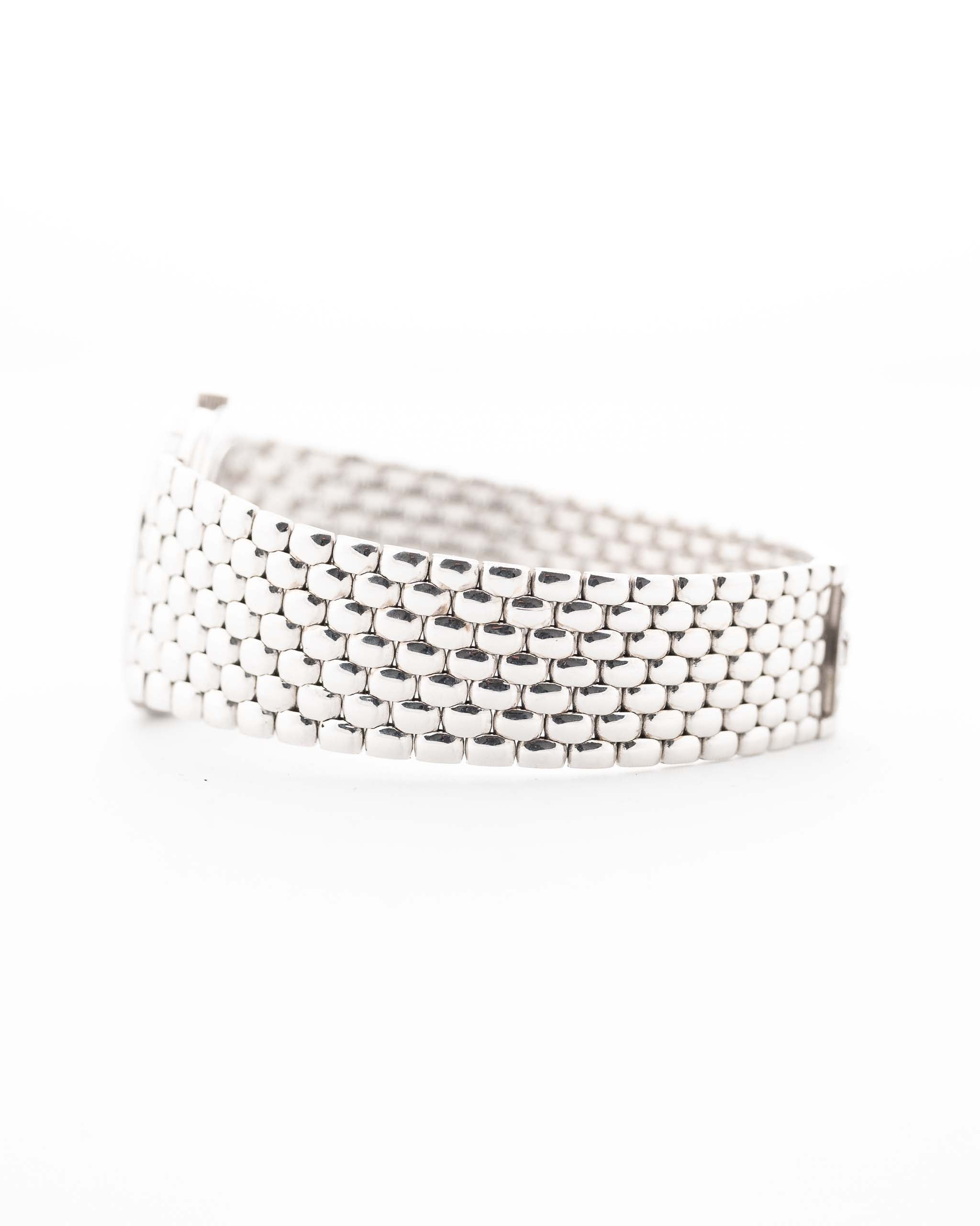 Nahaufnahme einer Audemars Piguet Cobra Bracelet 18k Diamond Blue aus den 1990er Jahren. 29 mm aus 18 Karat Weißgold mit Handaufzugswerk, tiefblauem Zifferblatt, 32 Diamanten und verstellbarem Armband.
