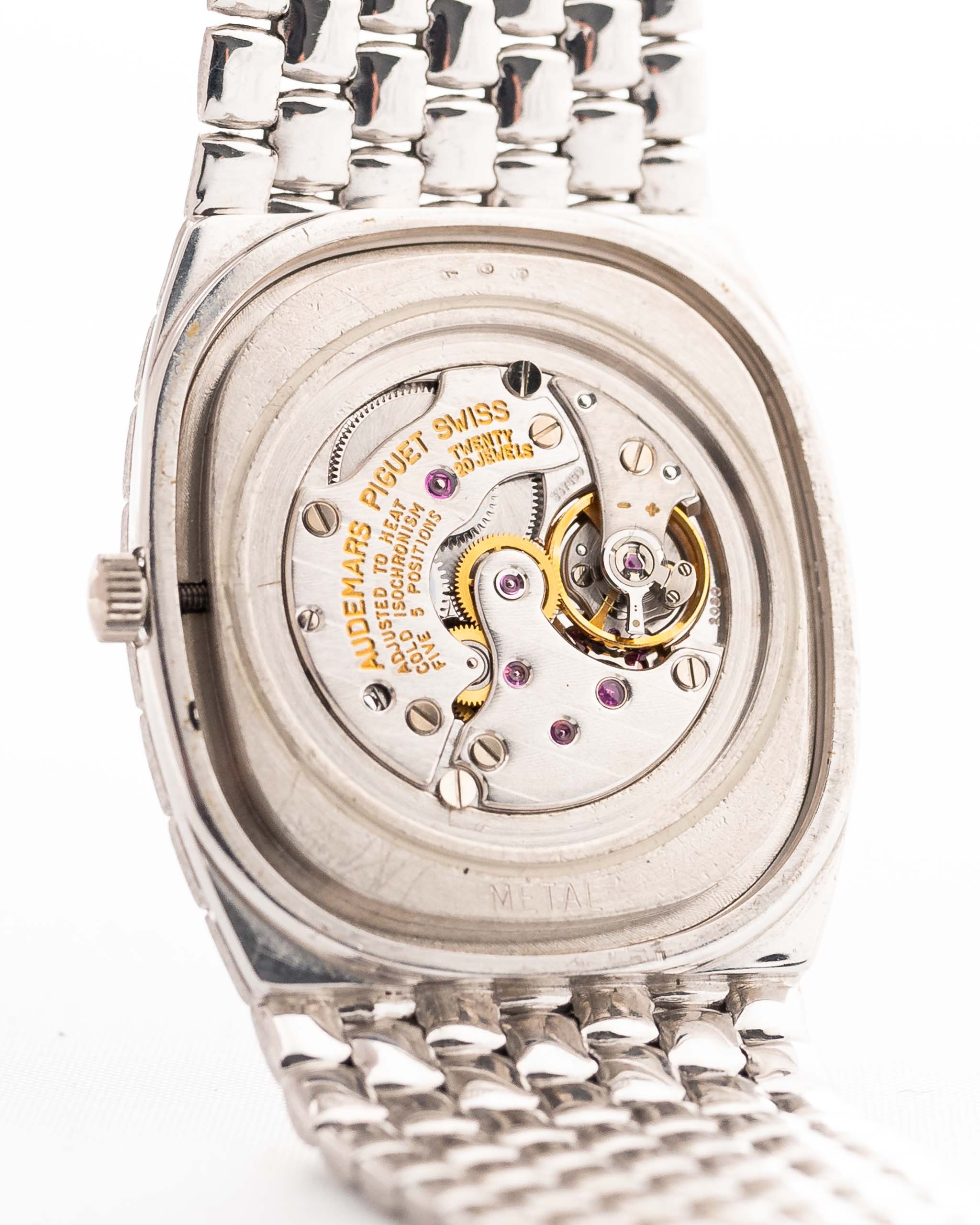 Nahaufnahme einer Audemars Piguet Cobra Movement 18k Diamond Blue aus den 1990er Jahren. 29 mm aus 18 Karat Weißgold mit Handaufzugswerk, tiefblauem Zifferblatt, 32 Diamanten und verstellbarem Armband.