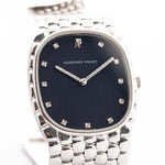 Nahaufnahme einer Audemars Piguet Cobra 18k Diamond Blue aus den 1990er Jahren. 29 mm aus 18 Karat Weißgold mit Handaufzugswerk, tiefblauem Zifferblatt, 32 Diamanten und verstellbarem Armband.