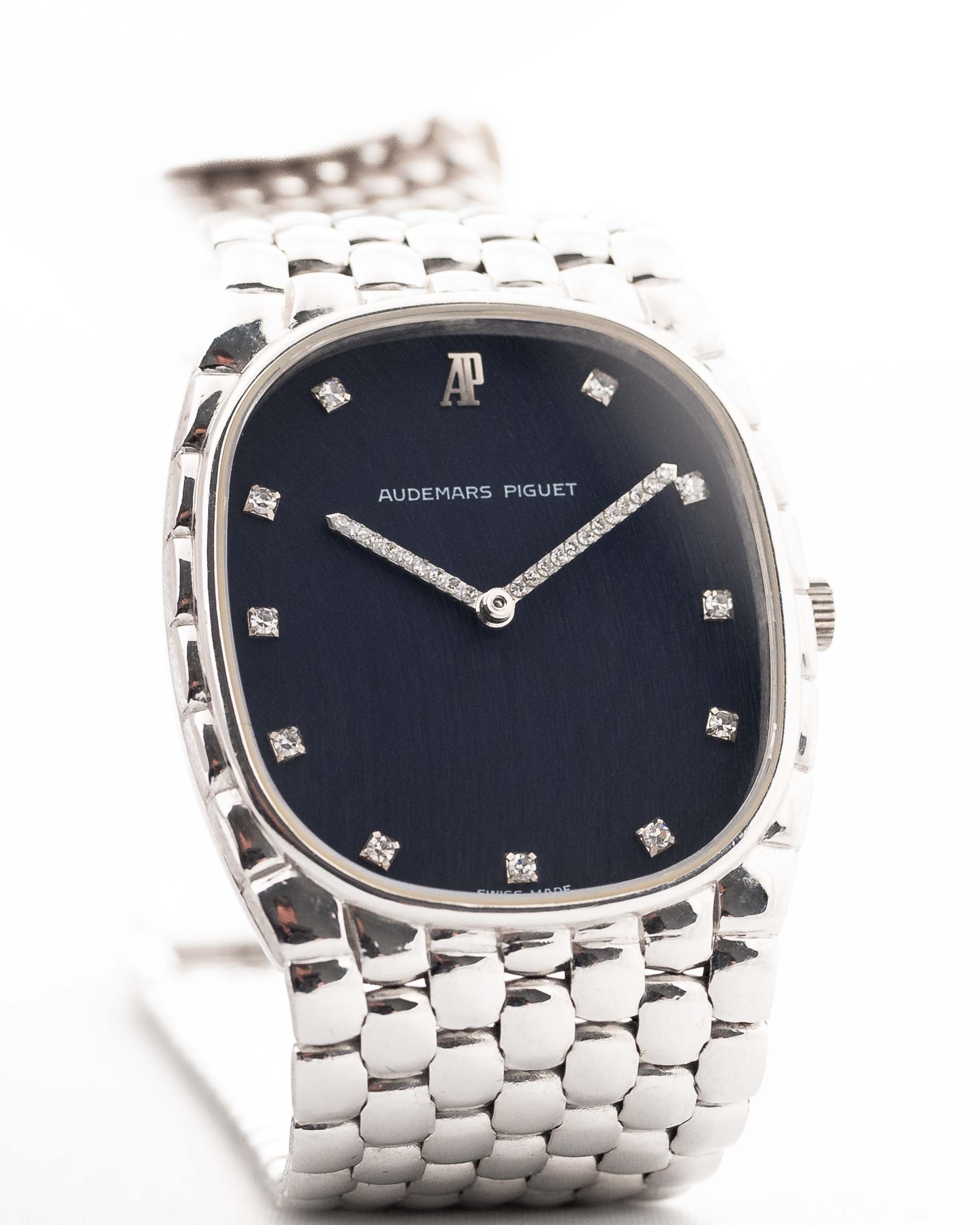 Nahaufnahme einer Audemars Piguet Cobra 18k Diamond Blue aus den 1990er Jahren. 29 mm aus 18 Karat Weißgold mit Handaufzugswerk, tiefblauem Zifferblatt, 32 Diamanten und verstellbarem Armband.