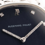 Nahaufnahme einer Audemars Piguet Cobra 18k Diamond Blue aus den 1990er Jahren. 29 mm aus 18 Karat Weißgold mit Handaufzugswerk, tiefblauem Zifferblatt, 32 Diamanten und verstellbarem Armband.