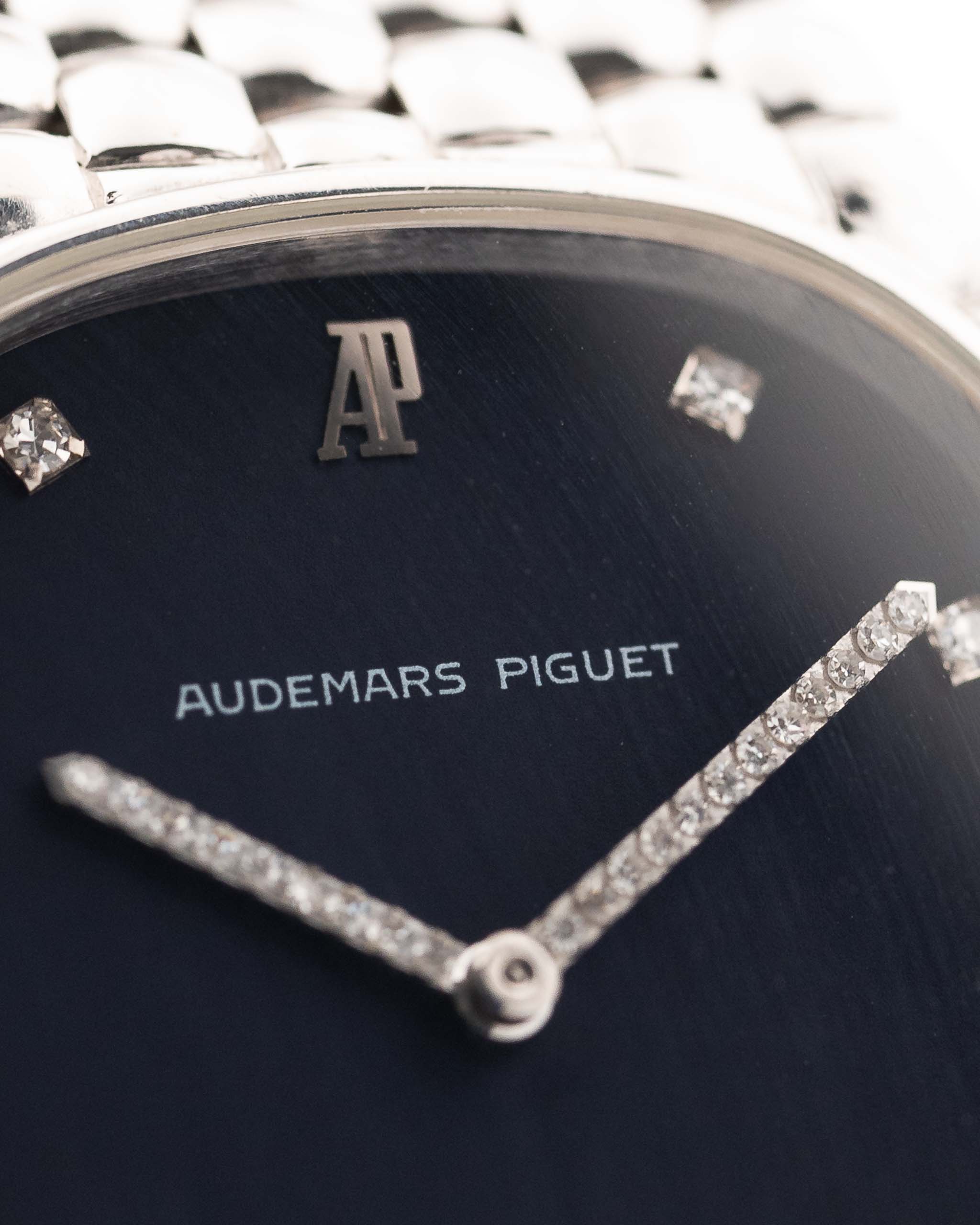 Nahaufnahme einer Audemars Piguet Cobra 18k Diamond Blue aus den 1990er Jahren. 29 mm aus 18 Karat Weißgold mit Handaufzugswerk, tiefblauem Zifferblatt, 32 Diamanten und verstellbarem Armband.