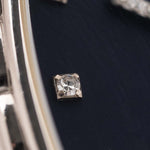 Nahaufnahme einer Audemars Piguet Cobra 18k Diamond Blue aus den 1990er Jahren. 29 mm aus 18 Karat Weißgold mit Handaufzugswerk, tiefblauem Zifferblatt, 32 Diamanten und verstellbarem Armband.