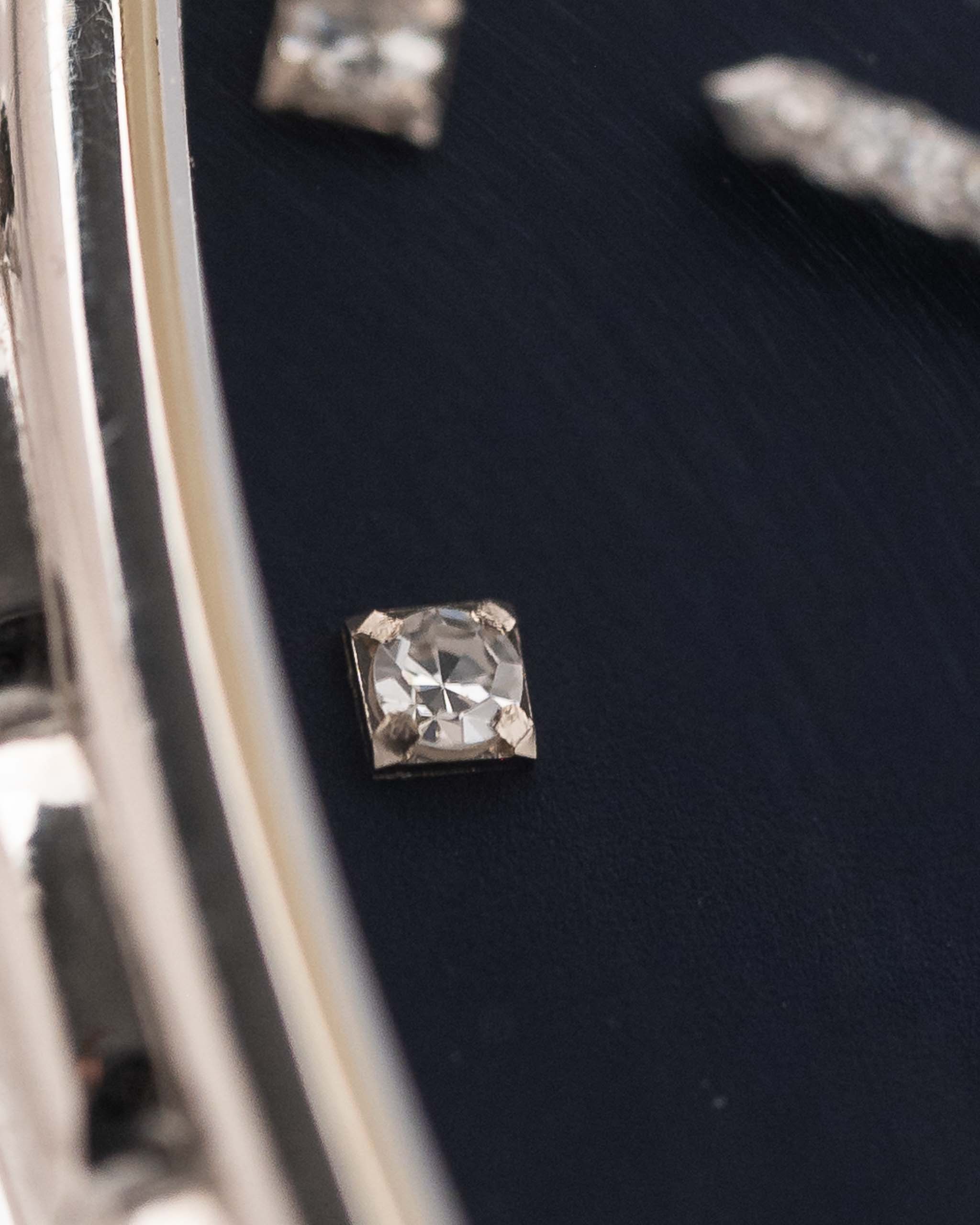 Nahaufnahme einer Audemars Piguet Cobra 18k Diamond Blue aus den 1990er Jahren. 29 mm aus 18 Karat Weißgold mit Handaufzugswerk, tiefblauem Zifferblatt, 32 Diamanten und verstellbarem Armband.