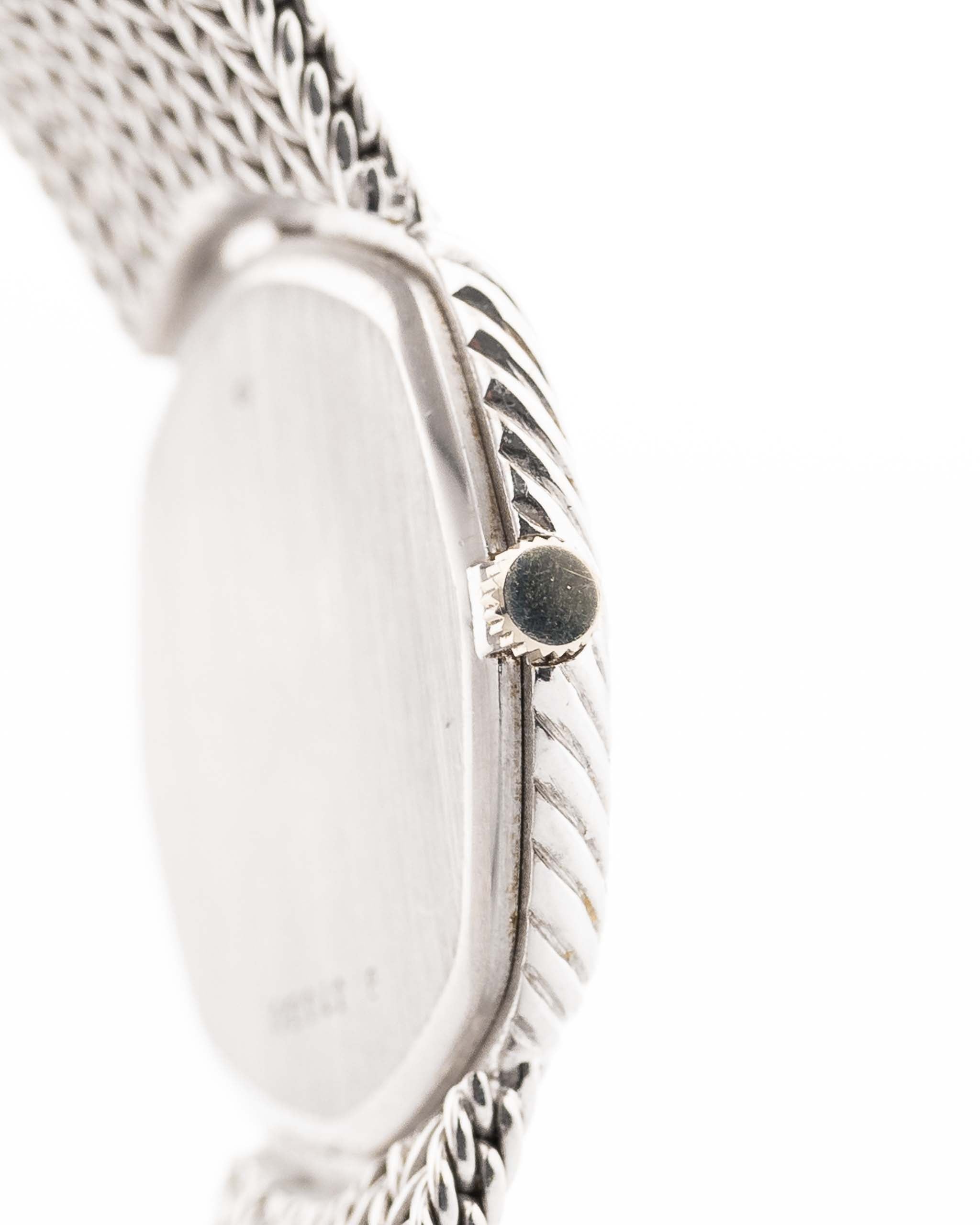 Seitliche Nahaufnahme einer Audemars Piguet Octagon Black Diamond aus den 1970er Jahren an einem Handgelenk. 31,5 mm Gehäuse aus 18k Weißgold mit Handaufzugskaliber 2003, schwarzes Zifferblatt mit Diamantmarkierungen und verstellbares 18k Armband.