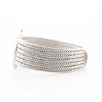 Nahaufnahme eines Audemars Piguet Achteckarmbandes mit schwarzem Zifferblatt und Diamanten aus den 1970er Jahren an einem Handgelenk. 31,5 mm Gehäuse aus 18 Karat Weißgold mit Handaufzugskaliber 2003, schwarzes Zifferblatt mit Diamantmarkierungen und verstellbares 18 Karat Armband.