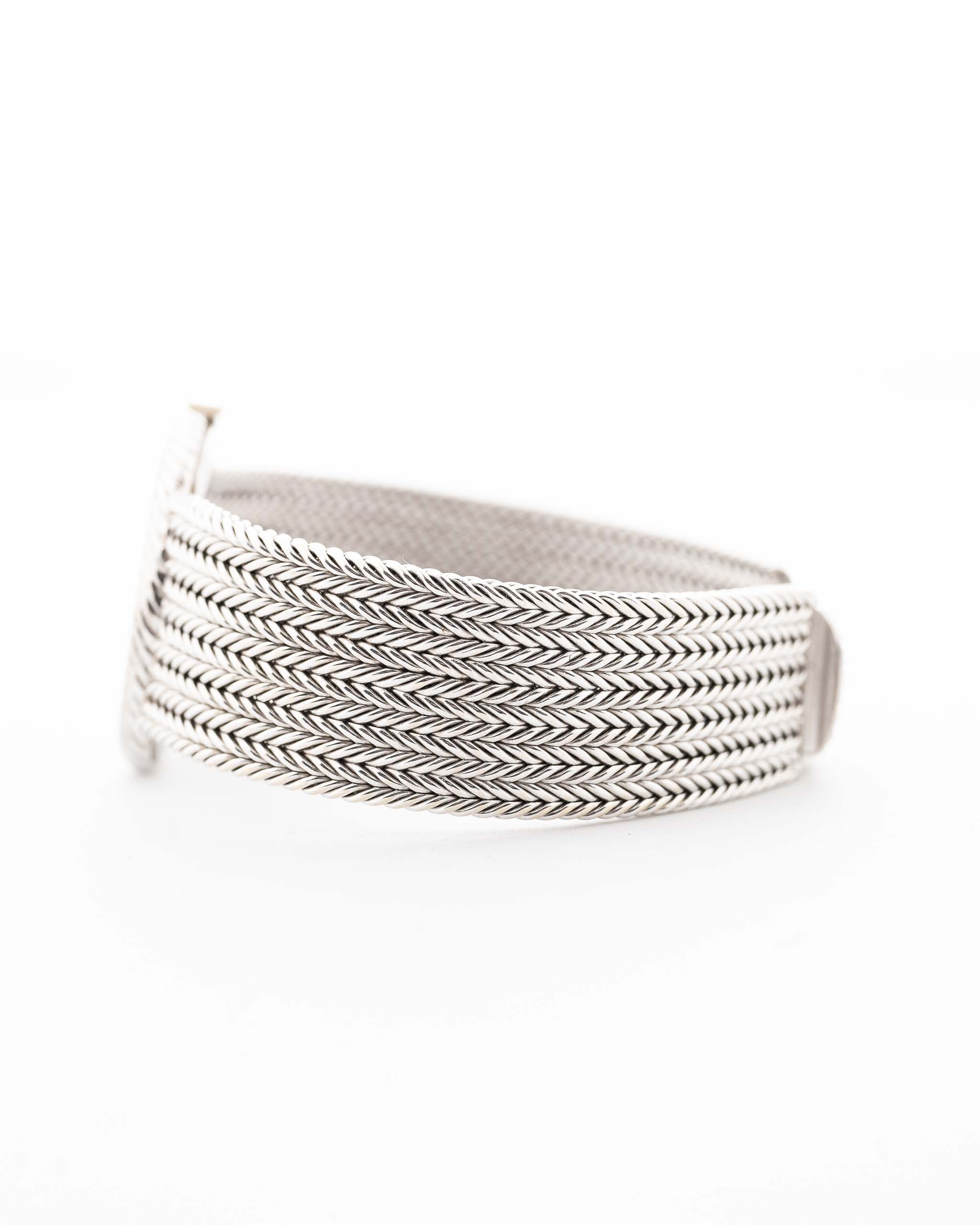 Nahaufnahme eines Audemars Piguet Achteckarmbandes mit schwarzem Zifferblatt und Diamanten aus den 1970er Jahren an einem Handgelenk. 31,5 mm Gehäuse aus 18 Karat Weißgold mit Handaufzugskaliber 2003, schwarzes Zifferblatt mit Diamantmarkierungen und verstellbares 18 Karat Armband.