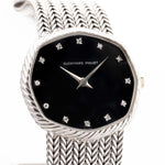 Nahaufnahme einer Audemars Piguet Octagon Black Diamond aus den 1970er Jahren an einem Handgelenk. 31,5 mm großes Gehäuse aus 18 Karat Weißgold mit Handaufzugskaliber 2003, schwarzes Zifferblatt mit Diamantmarkierungen und verstellbares 18 Karat-Armband.
