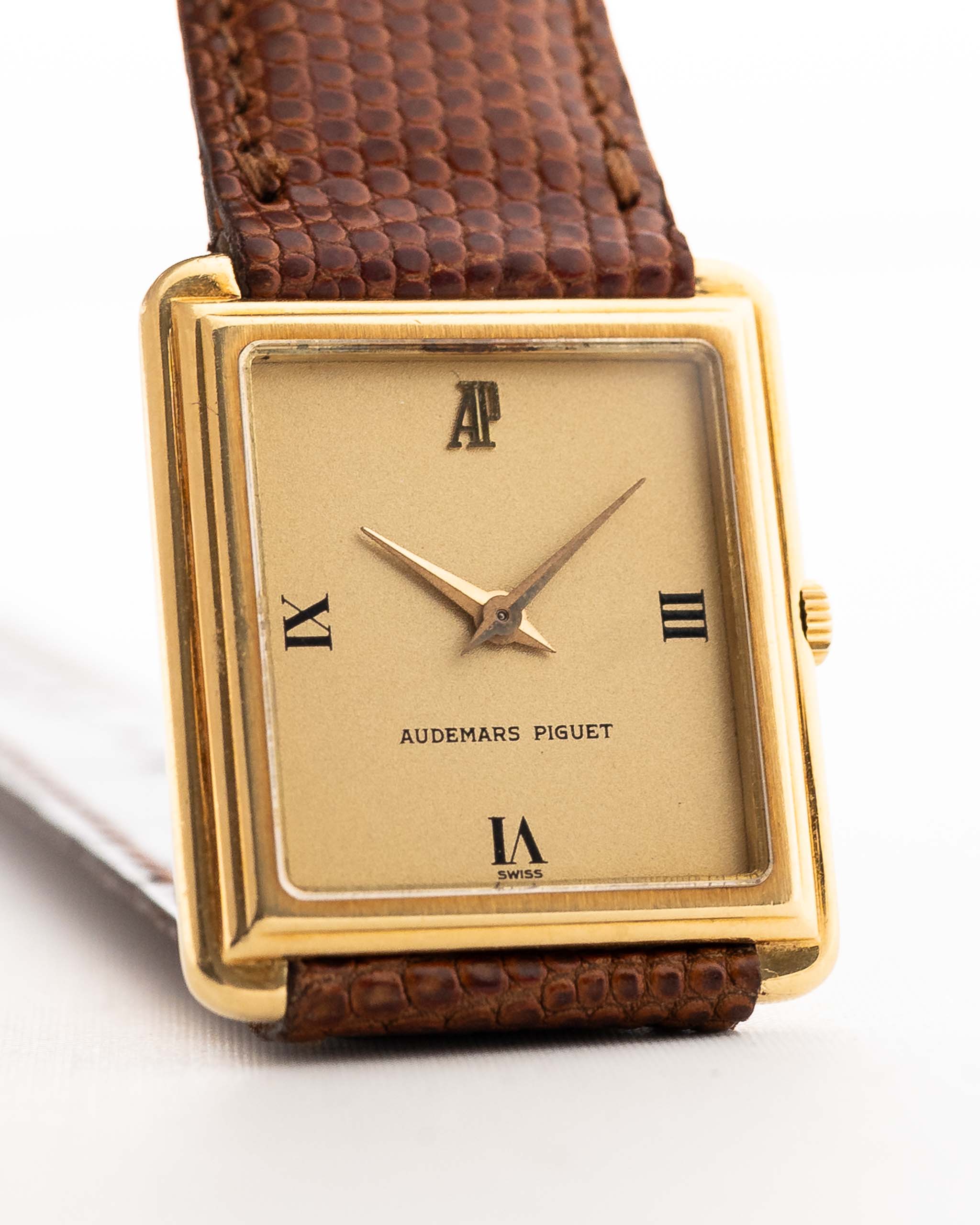 Vintage Audemars Piguet Square Uhr, 18k Gold, goldenes Satin-Zifferblatt, Lederband, weißer Hintergrund