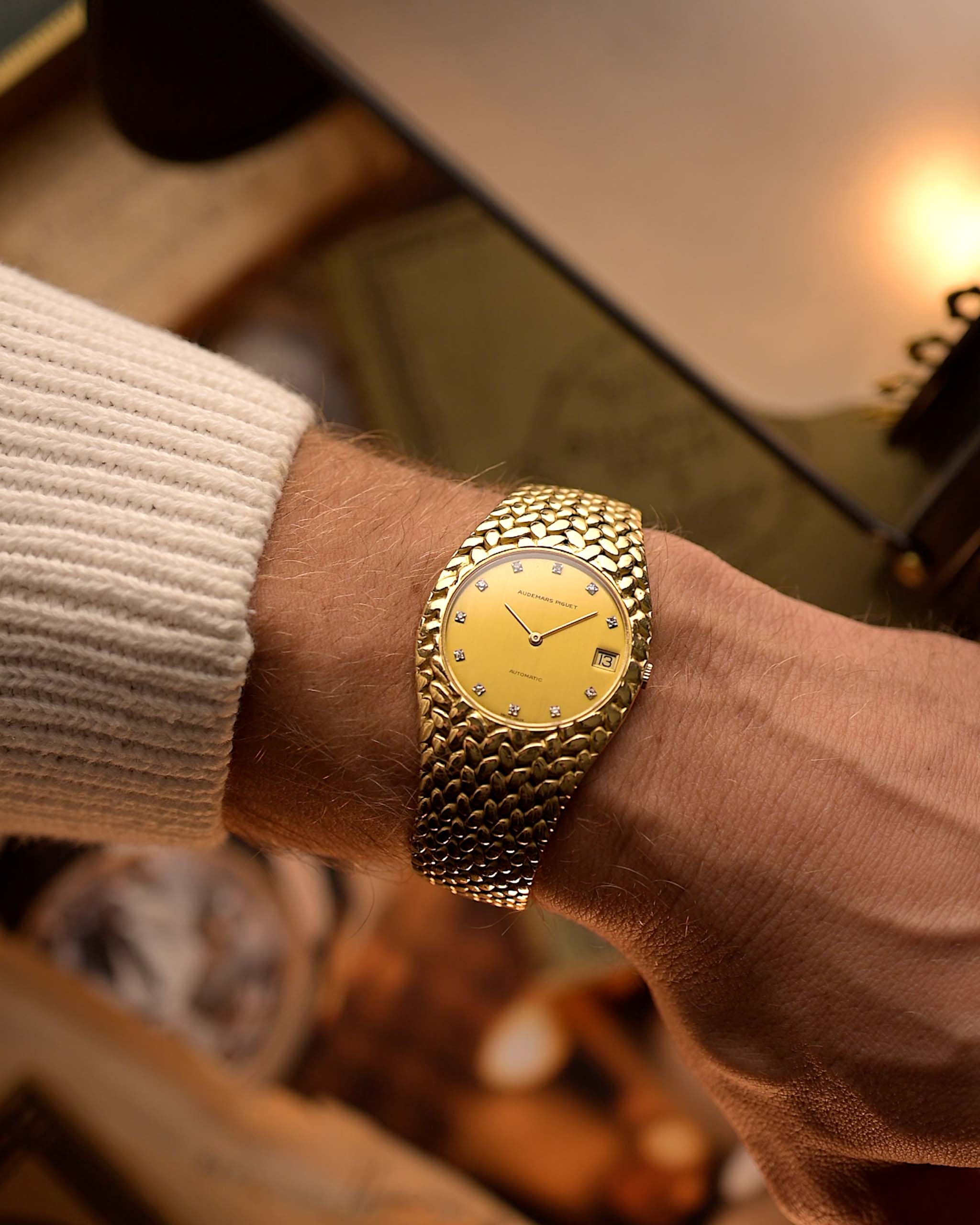 Vintage Audemars Piguet Cobra 5403 Uhr, 18k Gold, Diamant-Zifferblatt, Jumbo Gehäuse, am Handgelenk auf unscharfem Hintergrund