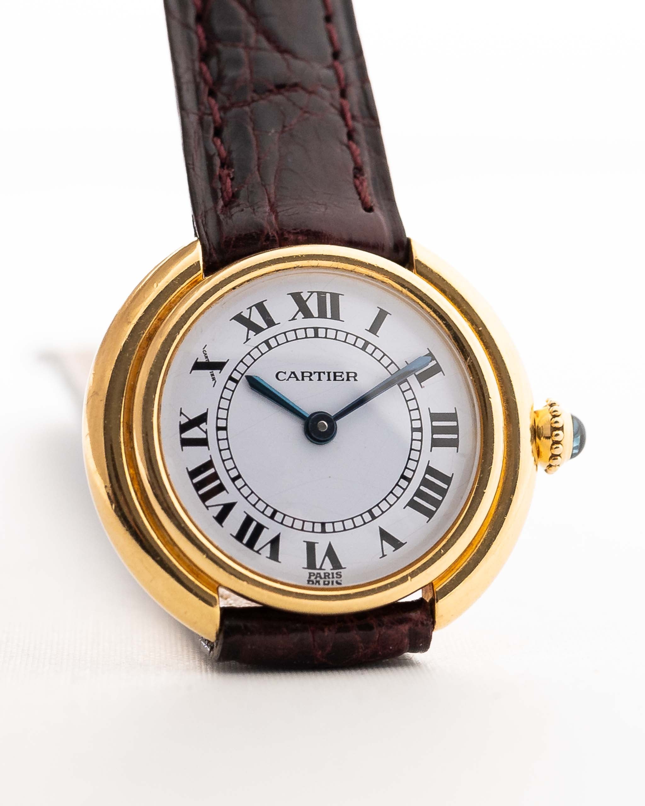 Vintage Cartier Ellipse Uhr in 18k Gold, weißes Zifferblatt Paris Signatur, original rotes Lederband, am Handgelenk, weißer Hintergrund