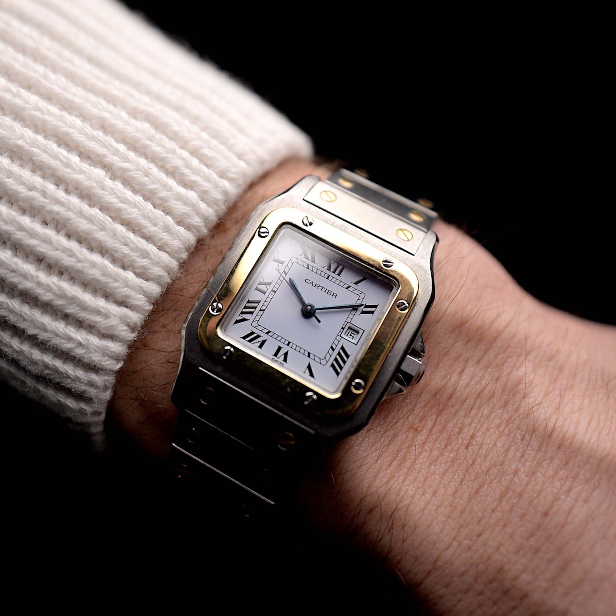 Foto einer Vintage Cartier Santos Carrée 2961 Two Tone aus den 1990er Jahren am Handgelenk. Zweifarbiger Edelstahl, weißes Originalzifferblatt, Automatikwerk und Originalarmband.