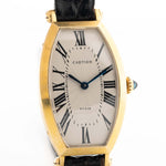 Nahaufnahme einer Vintage Cartier Tonneau 18k Guilloché Paris aus den 1980er Jahren. 39 mm mit Gehäuse aus 18k Gelbgold, Uhrwerk mit Handaufzug, Original Guilloché Paris Zifferblatt und schwarzem Lederarmband.