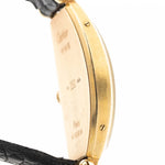 Nahaufnahme einer Vintage Cartier Tonneau 18k Guilloché Paris aus den 1980er Jahren. 39 mm mit Gehäuse aus 18k Gelbgold, Uhrwerk mit Handaufzug, Original Guilloché Paris Zifferblatt und schwarzem Lederarmband.