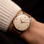 Vintage IWC Cal. 89 Uhr aus dem Jahr 1958, 36 mm Gehäuse aus 18 Karat Roségold, originales silbernes Zifferblatt, Handaufzug, Lederband am Handgelenk