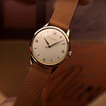 Vintage IWC Cal. 89 Uhr von 1958, 36 mm Gehäuse aus 18k Roségold, originales silbernes Zifferblatt, Handaufzug, cognacfarbenes Lederarmband, in den Händen