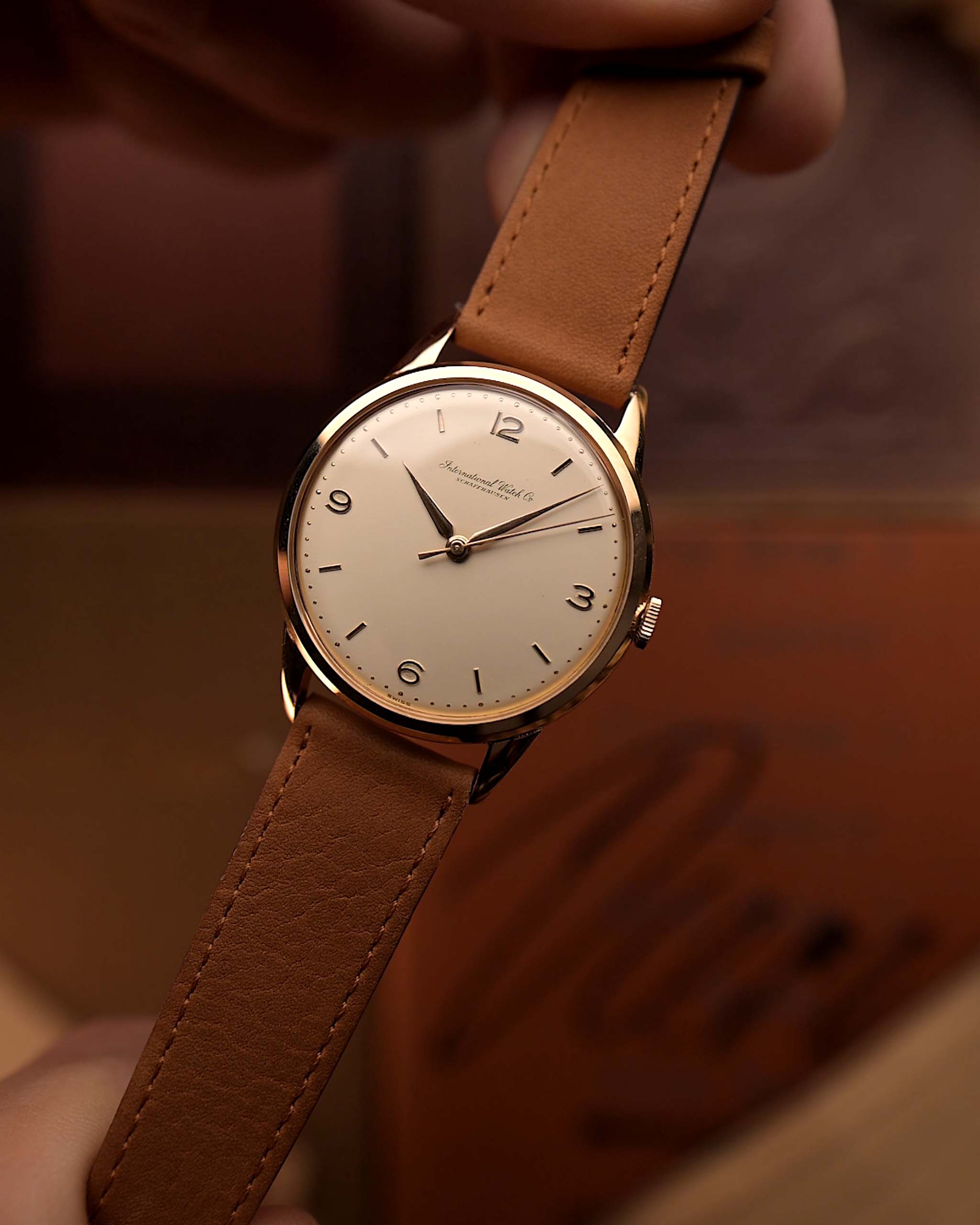 Vintage IWC Cal. 89 Uhr von 1958, 36 mm Gehäuse aus 18k Roségold, originales silbernes Zifferblatt, Handaufzug, cognacfarbenes Lederarmband, in den Händen