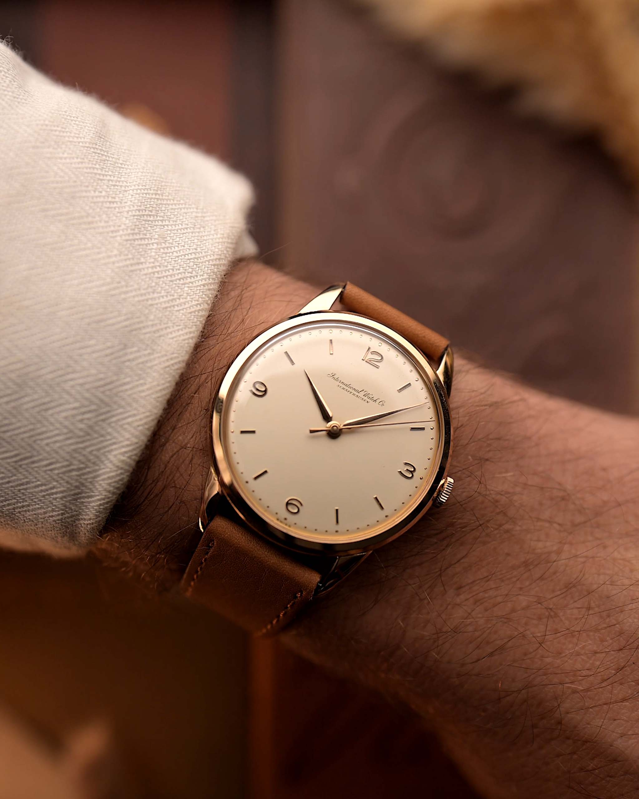 Vintage IWC Cal. 89 Uhr aus dem Jahr 1958, 36 mm Gehäuse aus 18 Karat Roségold, originales silbernes Zifferblatt, Handaufzug, Lederband am Handgelenk