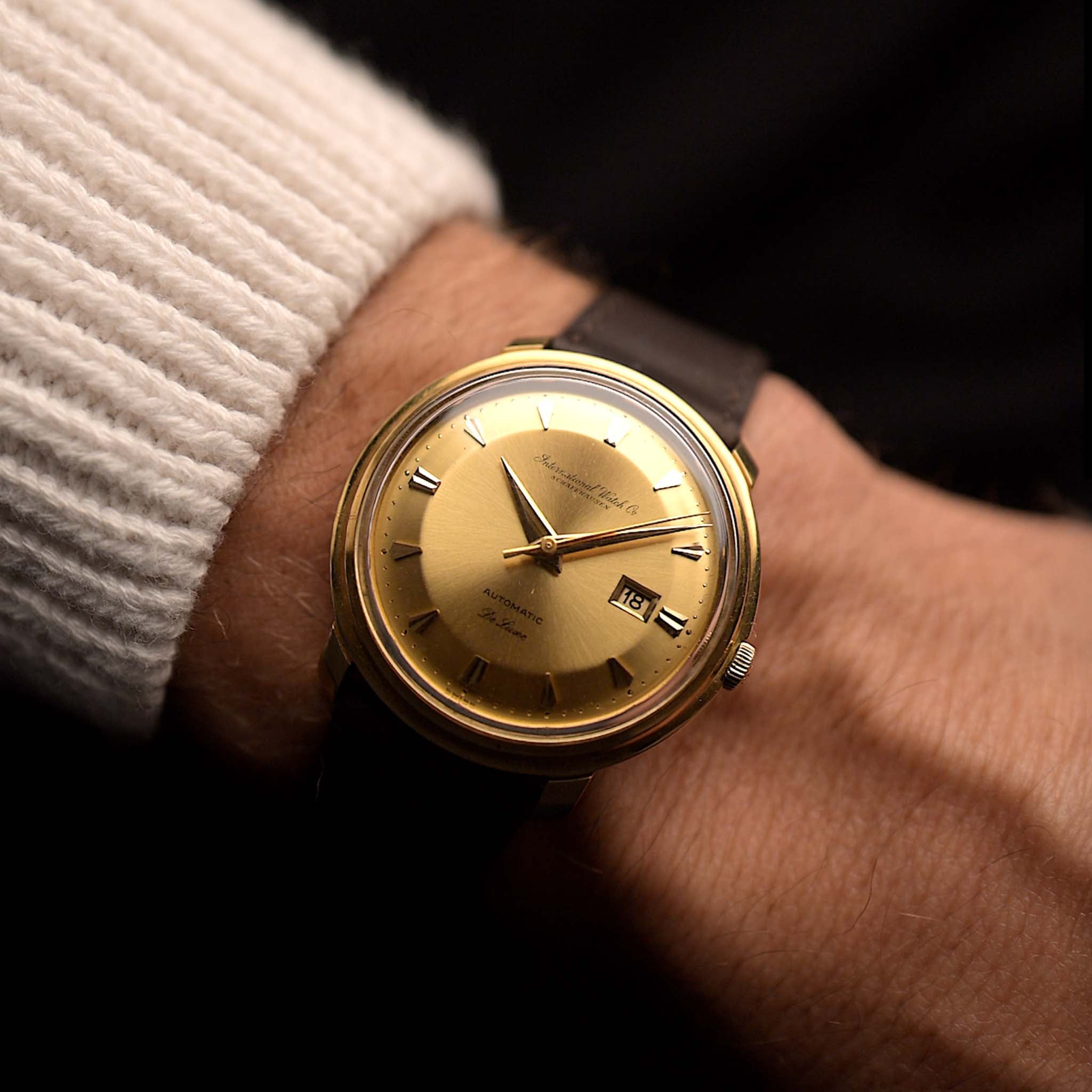 Vintage IWC de Luxe Automatik 18k 1959 an einem Handgelenk. 35 mm mit Gehäuse aus 18 Karat Gelbgold, Automatikkaliber 8531, makellosem Pie Pan-Zifferblatt und Lederarmband.
