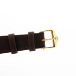 Nahaufnahme einer Vintage IWC de Luxe Automatik 18k 1959 Lederarmband mit Dornschließe. 35mm mit 18k Gelbgoldgehäuse, Automatikkaliber 8531, makellosem Pie Pan Zifferblatt und Lederarmband.