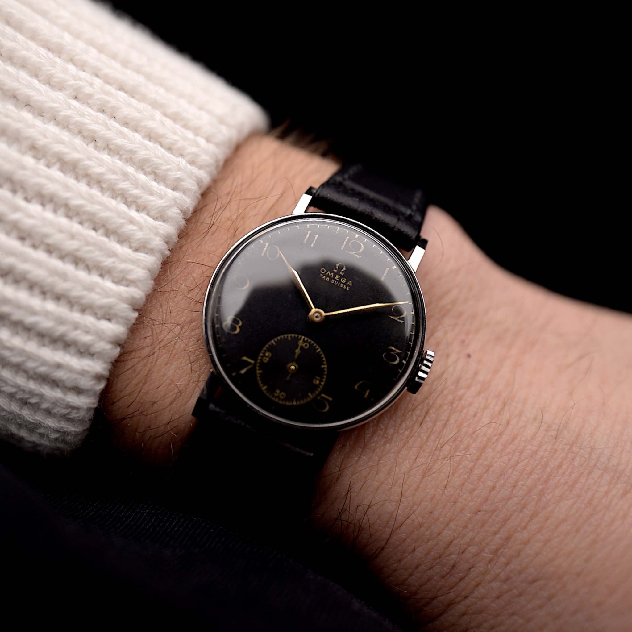 Foto einer Vintage Omega Art Deco Black Syringe Sub Second 1939 an einem Handgelenk. Aus Edelstahl, 30 mm, mit Handaufzugswerk, originalem mattschwarzem Zifferblatt und Lederarmband.