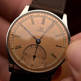 Vintage Omega Art Deco römische Sub Sekunde 1939 Vintage Uhr in Stahl von einer Person gehalten