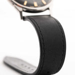 Nahaufnahme einer Omega Constellation 14900 Pie Pan Black aus dem Jahr 1961. 34mm Stahlgehäuse mit Automatik-Chronometer Kaliber 551, original schwarzes Pie Pan Zifferblatt und Lederarmband.