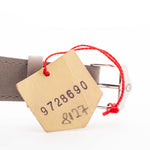 Nahaufnahme einer Vintage Omega Jumbo Radium von 1935 mit Lederarmband. 37,5 mm mit Edelstahlgehäuse, Handaufzugswerk, original silbernem Eisenbahnzifferblatt und Lederarmband.