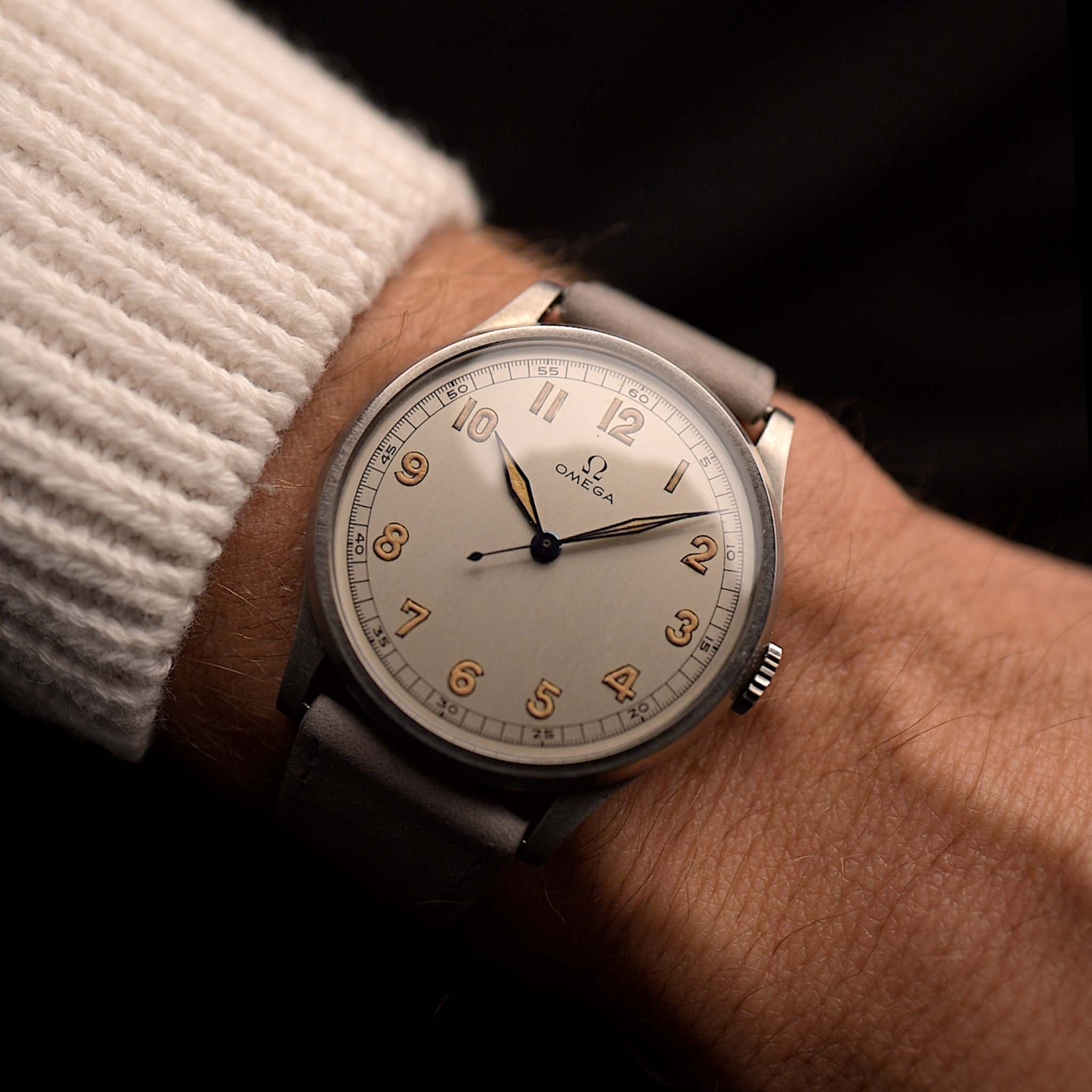 Vintage Omega Jumbo Radium von 1935 an einem Handgelenk. 37,5 mm mit Edelstahlgehäuse, Handaufzugswerk, original silberfarbenem Eisenbahnzifferblatt und Lederarmband.