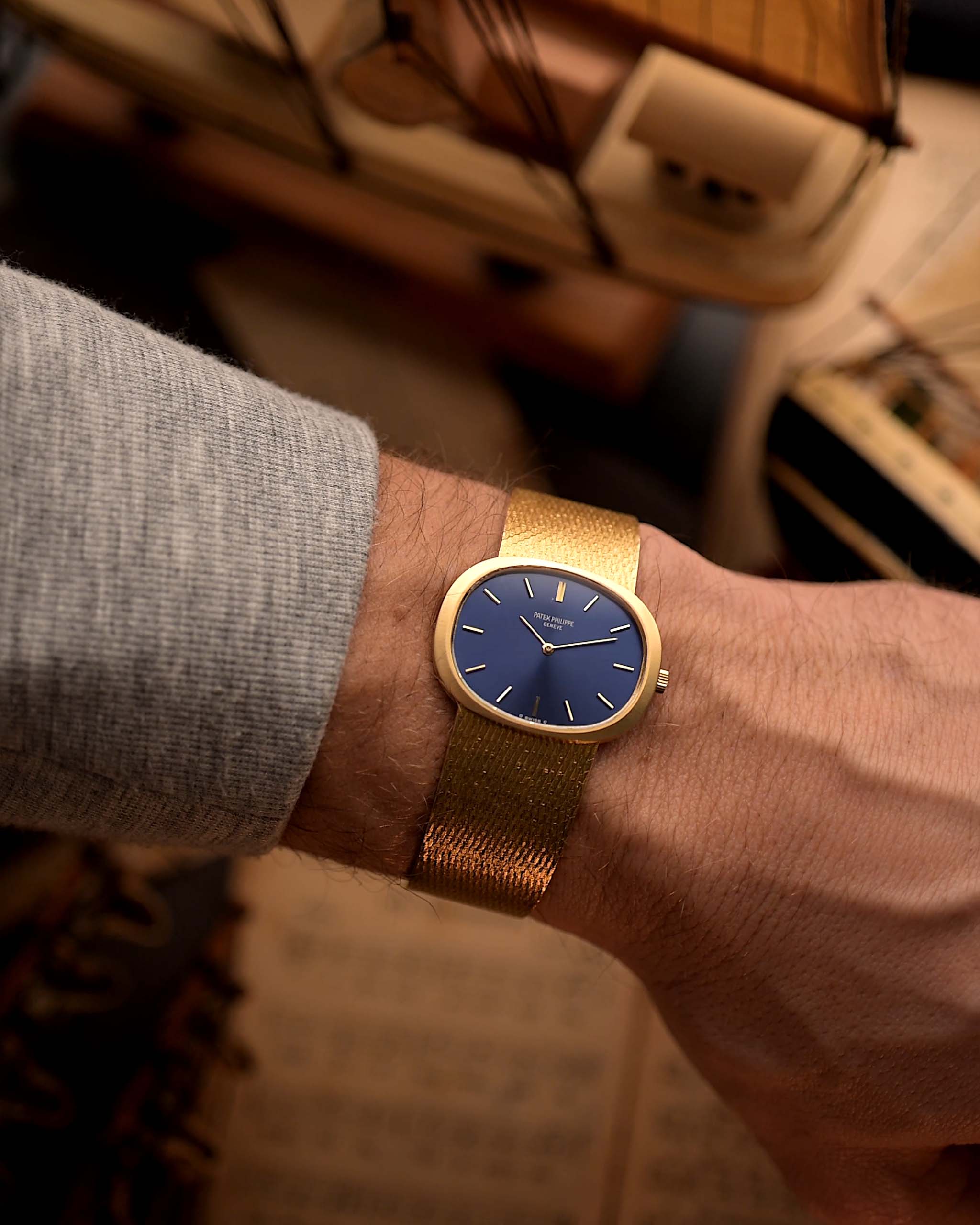 Vintage Patek Philippe Uhr 3583 Ellipse d'Or aus den 1970er Jahren, 34mm Gehäuse aus 18k Gelbgold, manuelles Kaliber 175, blaues Sonnenschliff-Zifferblatt, Goldarmband am Handgelenk