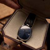 Vintage Patek Philippe 3930 Ellipse Uhr, Edelstahl, blaues Zifferblatt mit Sonnenschliff, elliptisches Gehäuse, Quarzwerk, in Box, unscharfer Hintergrund