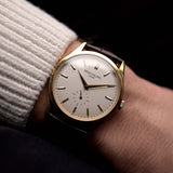  Patek Philippe Calatrava 5196, mit einem 37-mm-Gehäuse aus 18 Karat Gelbgold, einem mit Samt überzogenen silbernen Zifferblatt und einer goldenen Originalschließe