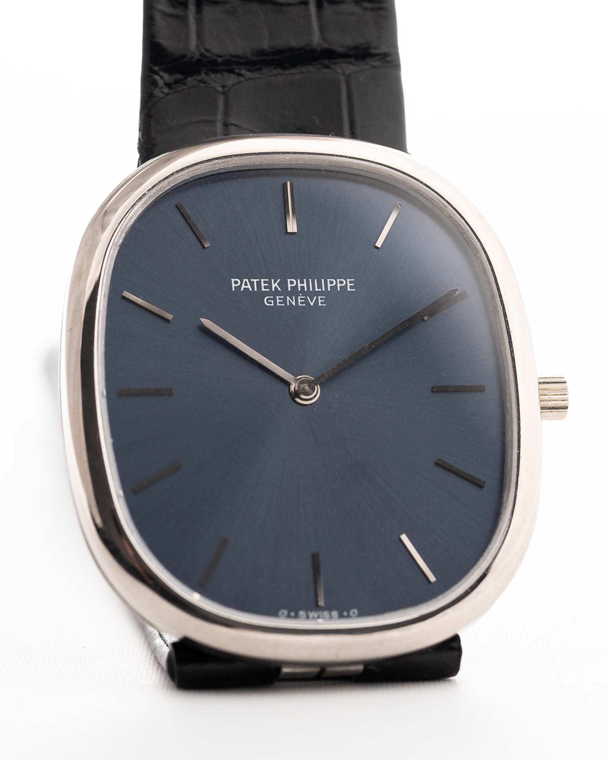 Patek Phillippe 3738 Ellipse Jumbo aus den 1980er Jahren. 31 mm mit Gehäuse aus 18 Karat Weißgold, Automatikkaliber 240, makellosem MK1 Blue Sunburst Zifferblatt und Original-Lederarmband.