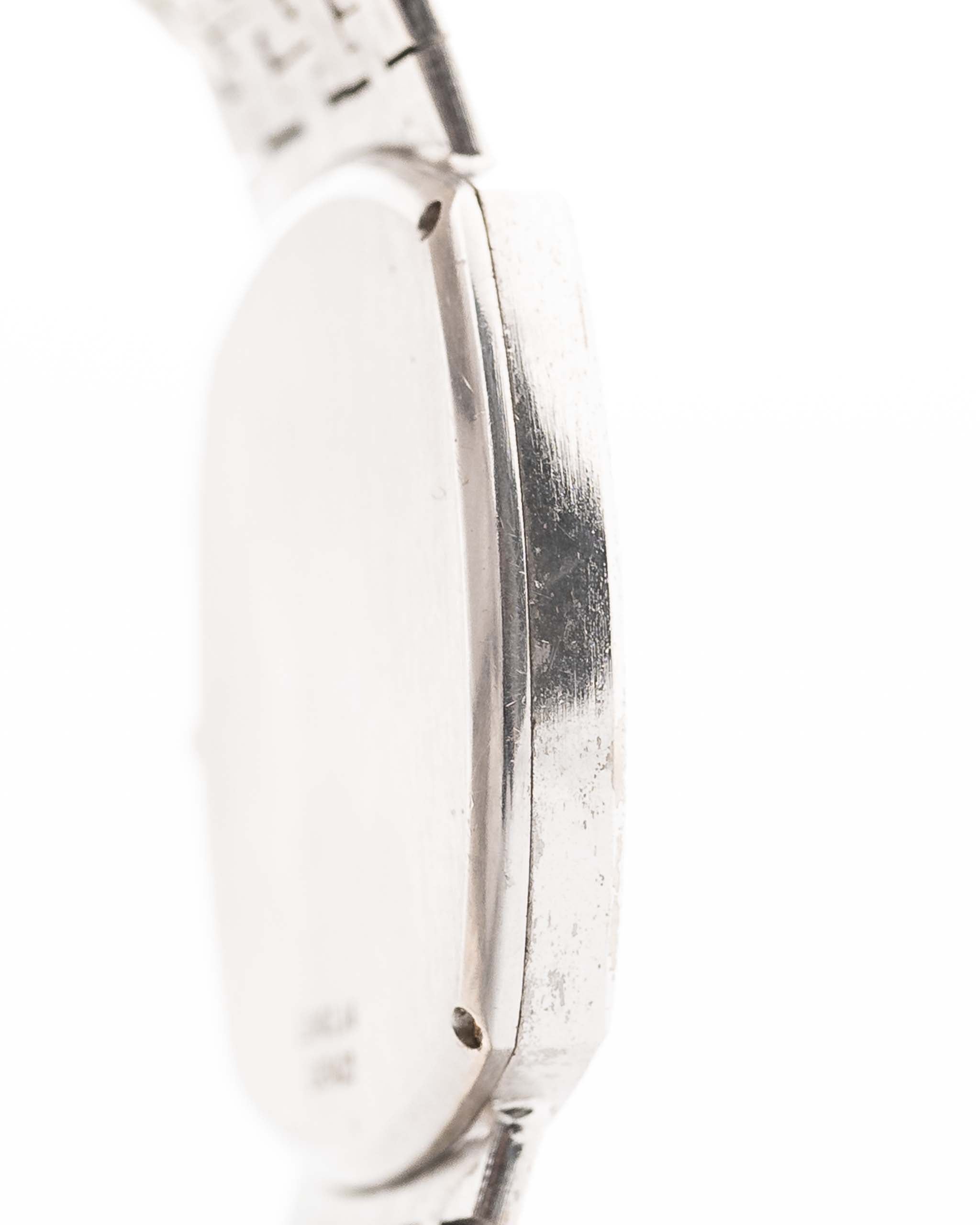 Nahaufnahme einer Piaget 12401 Automatic 18k TV Bark aus den 1970er Jahren an einem Handgelenk. 32,5 mm mit Gehäuse aus 18k Weißgold, Automatikwerk, gehämmertem Zifferblatt aus Weißgold und integriertem 18k.