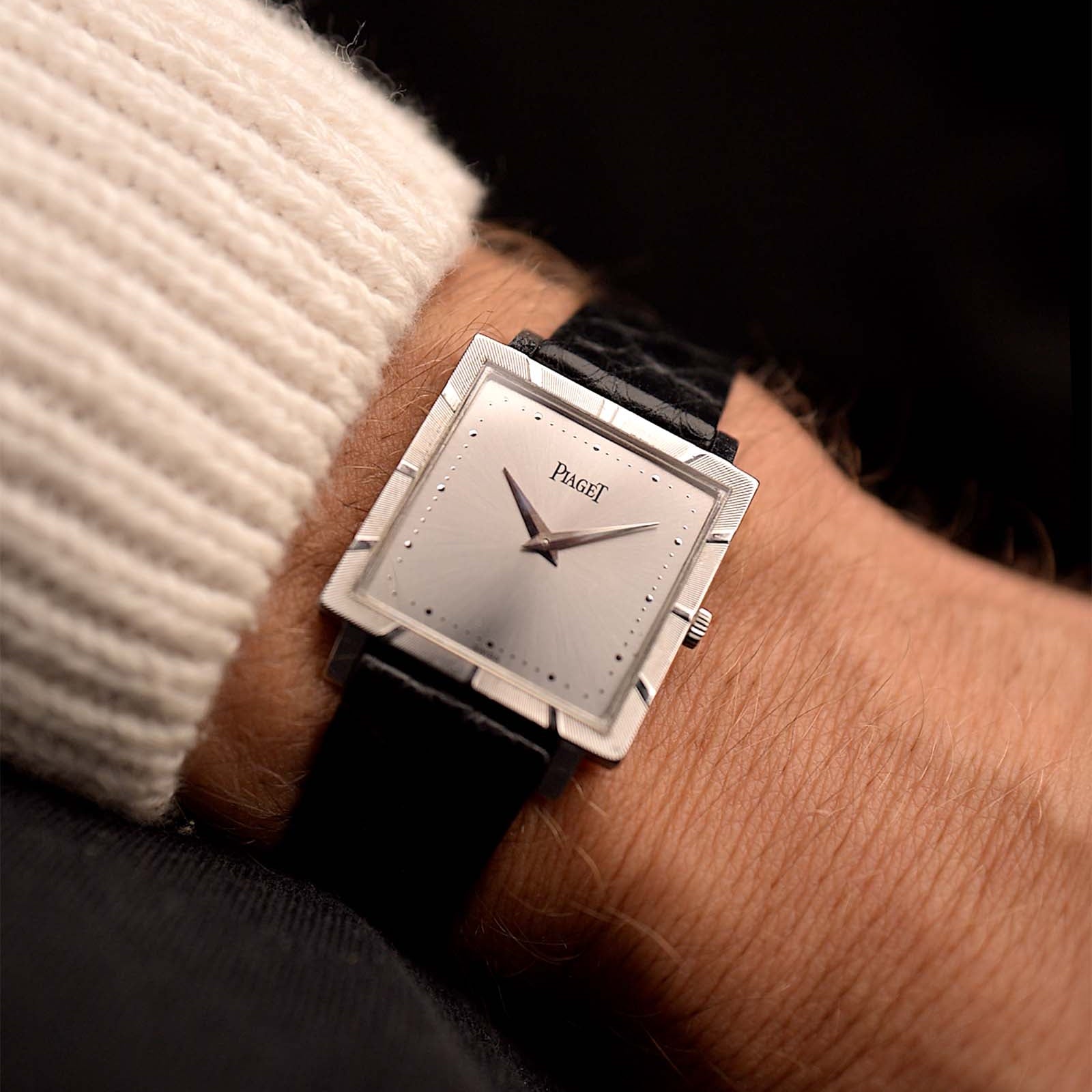 Vintage Piaget Protocole 927 Uhr 18k Weißgold aus den 1970er Jahren an einem Handgelenk. 25 mm aus 18 Karat Weißgold mit Handaufzug, originales silberfarbenes Zifferblatt mit Sonnenschliff, originales schwarzes Lederarmband, Dornschließe aus 18 Karat Weißgold.