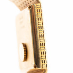 Nahaufnahme des Gehäuses der Vintage Piaget Polo 7131 C5. 23 mm aus 18k Gelbgold mit guillochiertem Zifferblatt, integriertem 18k Goldarmband und Quarzwerk.