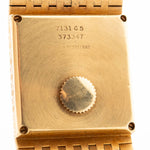 Nahaufnahme des Gehäuses der Vintage Piaget Polo 7131 C5. 23 mm aus 18k Gelbgold mit guillochiertem Zifferblatt, integriertem 18k Goldarmband und Quarzwerk.