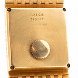 Nahaufnahme des Gehäuses der Vintage Piaget Polo 7131 C5. 23 mm aus 18k Gelbgold mit guillochiertem Zifferblatt, integriertem 18k Goldarmband und Quarzwerk.