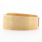 Nahaufnahme des Armbands der Vintage Piaget Polo 7131 C5. 23 mm aus 18 Karat Gelbgold mit guillochiertem Zifferblatt, integriertem 18 Karat Goldarmband und Quarzwerk.