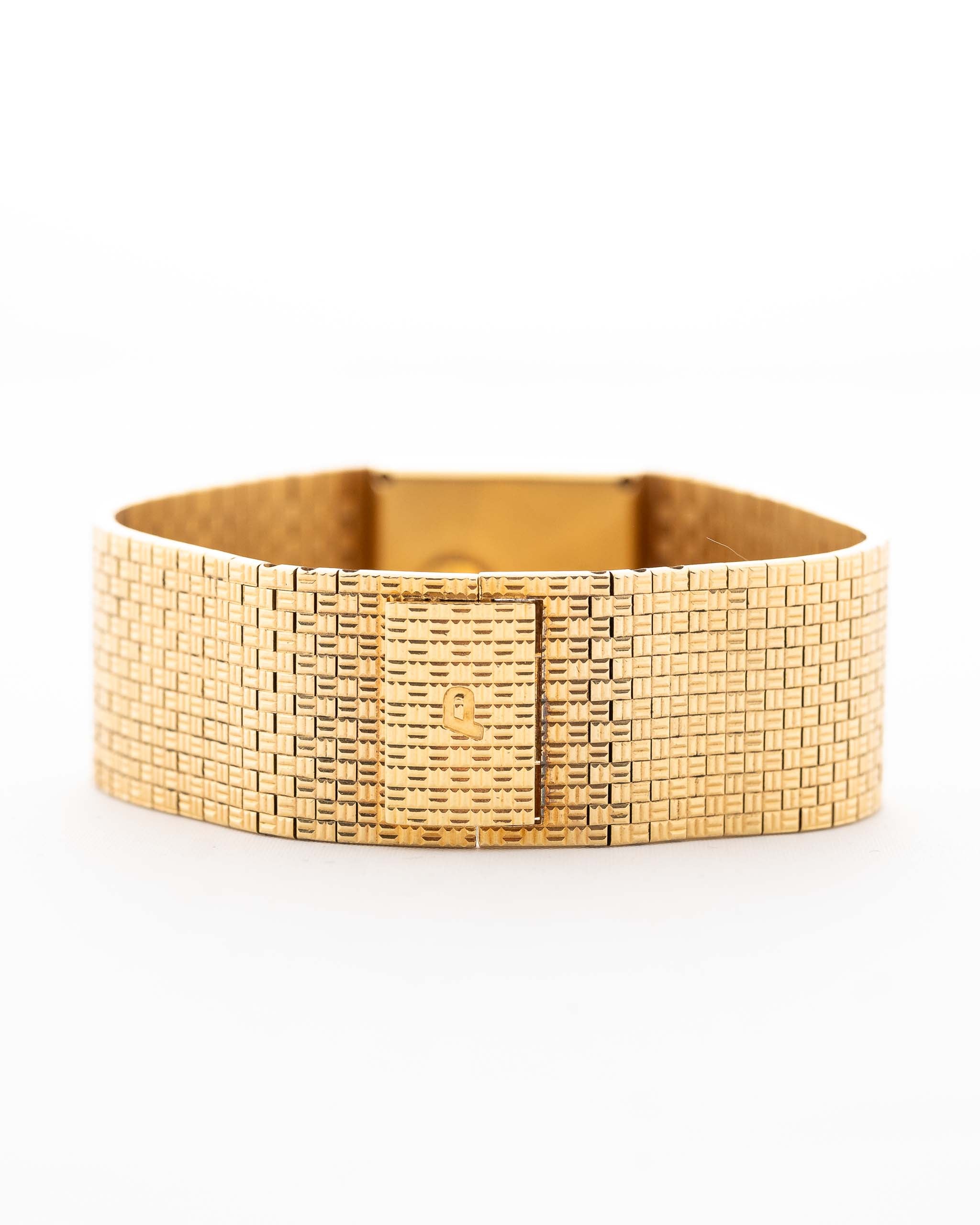 Nahaufnahme des Armbands der Vintage Piaget Polo 7131 C5. 23 mm aus 18 Karat Gelbgold mit guillochiertem Zifferblatt, integriertem 18 Karat Goldarmband und Quarzwerk.
