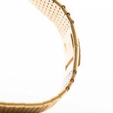 Nahaufnahme des Armbands der Vintage Piaget Polo 7131 C5. 23 mm aus 18 Karat Gelbgold mit guillochiertem Zifferblatt, integriertem 18 Karat Goldarmband und Quarzwerk.