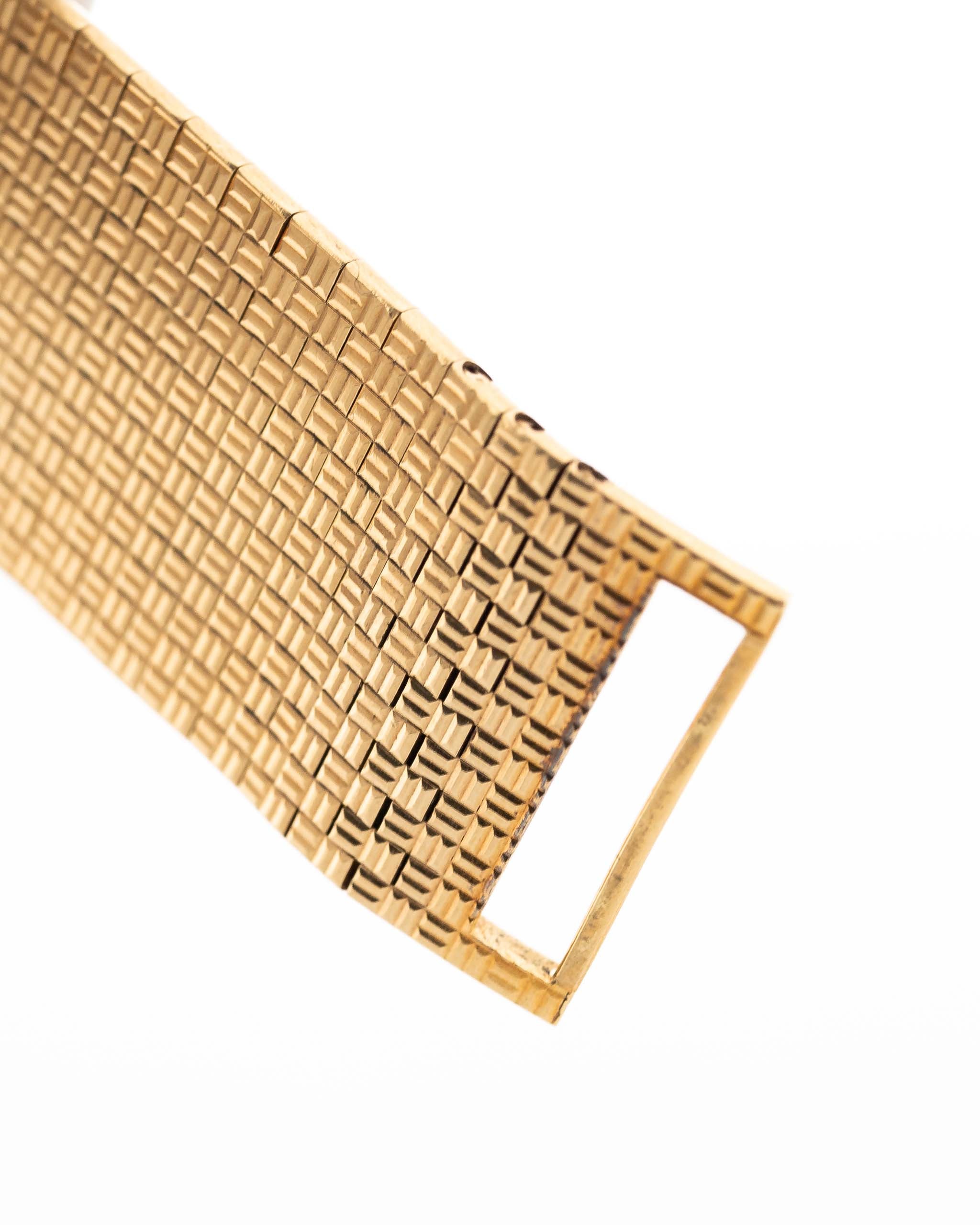 Nahaufnahme des Armbands der Vintage Piaget Polo 7131 C5. 23 mm aus 18 Karat Gelbgold mit guillochiertem Zifferblatt, integriertem 18 Karat Goldarmband und Quarzwerk.