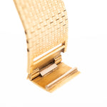 Nahaufnahme des Armbands der Vintage Piaget Polo 7131 C5. 23 mm aus 18 Karat Gelbgold mit guillochiertem Zifferblatt, integriertem 18 Karat Goldarmband und Quarzwerk.