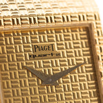Nahaufnahme des Zifferblatts der Vintage Piaget Polo 7131 C5. 23 mm aus 18k Gelbgold mit guillochiertem Zifferblatt, integriertem 18k Goldarmband und Quarzwerk.
