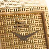 Nahaufnahme des Zifferblatts der Vintage Piaget Polo 7131 C5. 23 mm aus 18k Gelbgold mit guillochiertem Zifferblatt, integriertem 18k Goldarmband und Quarzwerk.