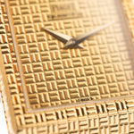 Nahaufnahme des Zifferblatts der Vintage Piaget Polo 7131 C5. 23 mm aus 18k Gelbgold mit guillochiertem Zifferblatt, integriertem 18k Goldarmband und Quarzwerk.