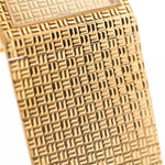 Nahaufnahme des Vintage Piaget Polo 7131 C5 Armbands. 23 mm aus 18k Gelbgold mit guillochiertem Zifferblatt, integriertem 18k Goldarmband und Quarzwerk.