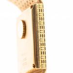 Nahaufnahme des Gehäuses der Vintage Piaget Polo 7131 C5. 23 mm aus 18k Gelbgold mit guillochiertem Zifferblatt, integriertem 18k Goldarmband und Quarzwerk.