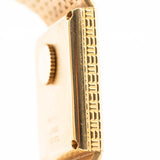 Nahaufnahme des Gehäuses der Vintage Piaget Polo 7131 C5. 23 mm aus 18k Gelbgold mit guillochiertem Zifferblatt, integriertem 18k Goldarmband und Quarzwerk.
